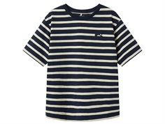 Mørkeblå stribet t-shirt med lille logobroderi fra Name it 13240705 navy blazer